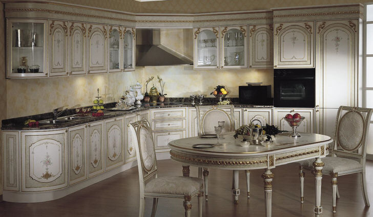 Встроенная техника делает интерьер кухни в стиле барокко .